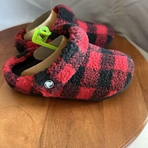Crocs Classic Cozzzy Classic Buffalo Check Slippers Junior Size 3 Red/Blk Plaid